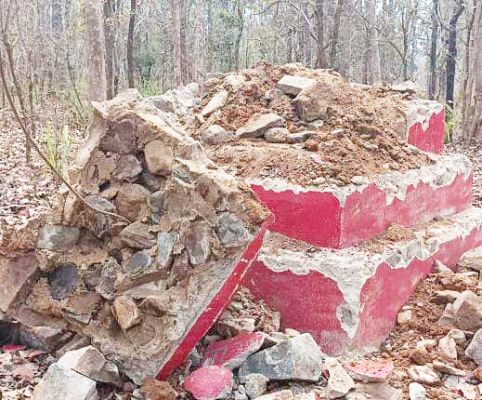 जवानों ने किया नक्सली स्मारक ध्वस्त