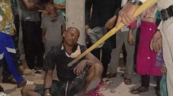 बच्चा चोरी के शक में युवक की बिजली खंभे से बांधकर पिटाई, पुलिस ने बचाई जान