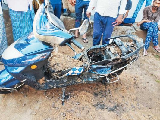 इलेक्ट्रिक स्कूटी में लगी आग