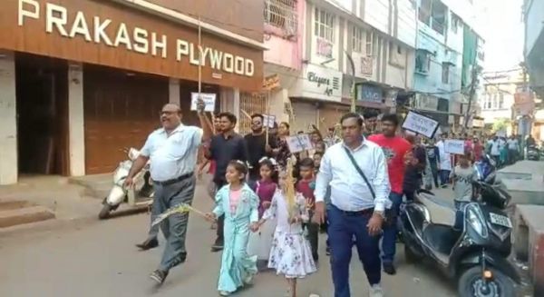 पाम संडे पर खजूर की डालियां हाथ में लिए ईसाई समुदाय की निकली रैली