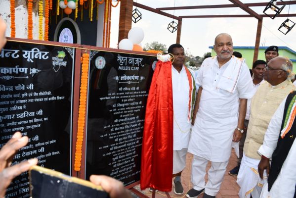 गोबर से निर्मित पेंट यूनिट  का हुआ लोकार्पण