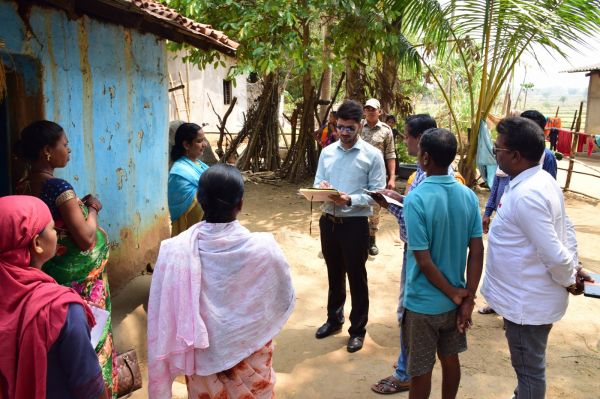 कलेक्टर ने सामाजिक आर्थिक सर्वेक्षण का किया निरीक्षण