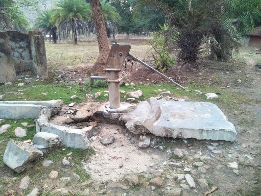 माहभर से हैंडपंप खराब, ग्रामीण हलाकान