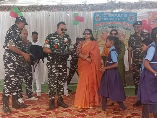 सीआरपीएफ का सिविक एक्शन कार्यक्रम, बांटे स्कूल बैग