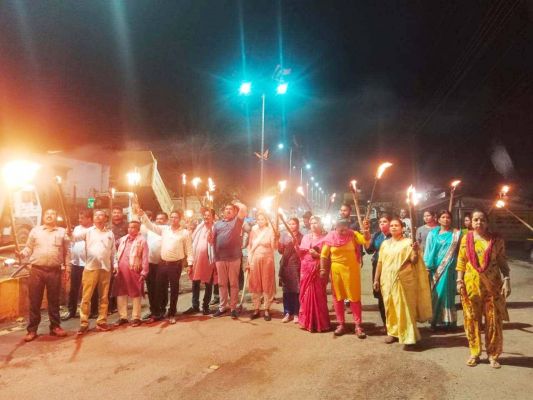 कांग्रेसियों ने निकाली मशाल रैली