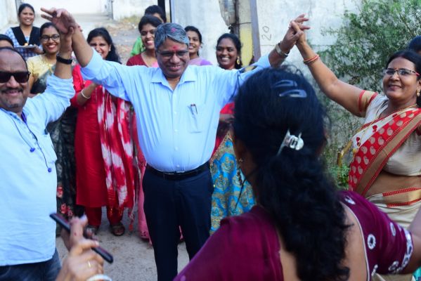 सेवानिवृत्त चिकित्सक को स्टॉफ ने गाजे-बाजे संग दी विदाई