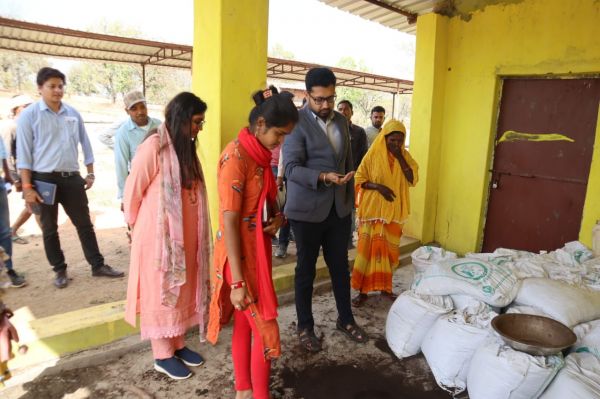 कलेक्टर सोनहत तहसील के अंतिम गांव पहुंचें, हाउसिंग बोर्ड अधिकारियों पर जताई नाराजगी