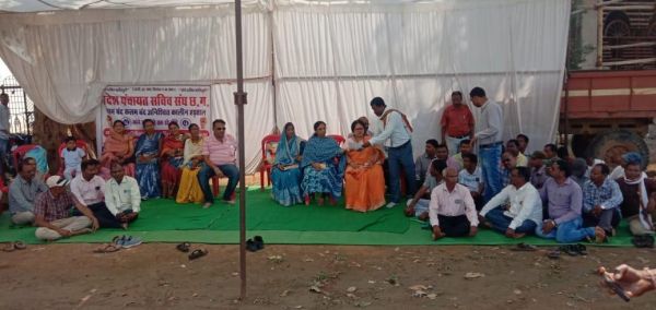 पूर्व मंत्री सचिव संघ के मांगों का समर्थन करने पहुंचीं