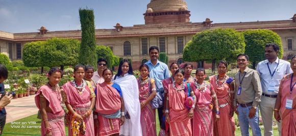राष्ट्रपति से कबीरधाम की महिला स्व सहायता समूह के 10 सदस्यों ने की सौजन्य मुलाकात