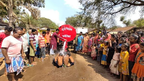 रेखचंद ने तीन गांवों में किया टैंकर वितरण