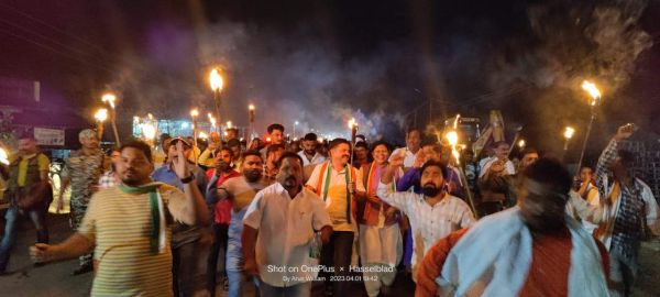 कांग्रेसियों ने निकाली लोकतंत्र बचाओ मशाल रैली