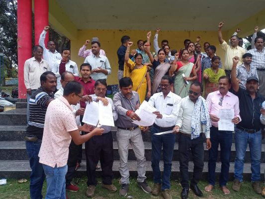 पंचायत सचिवों ने जलाई शासन के आदेश की प्रतियाँ