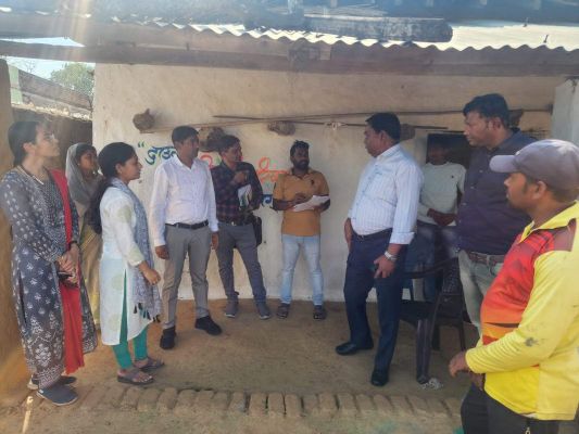 प्रगणक दल व पर्यवेक्षक ग्रामीण क्षेत्रों में घर-घर दी दस्तक