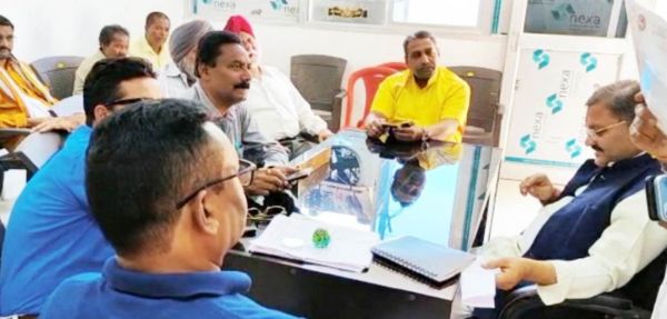 यात्री सुविधा बढ़ाने सर्वजनहित समिति ने सांसद को सौंपा ज्ञापन