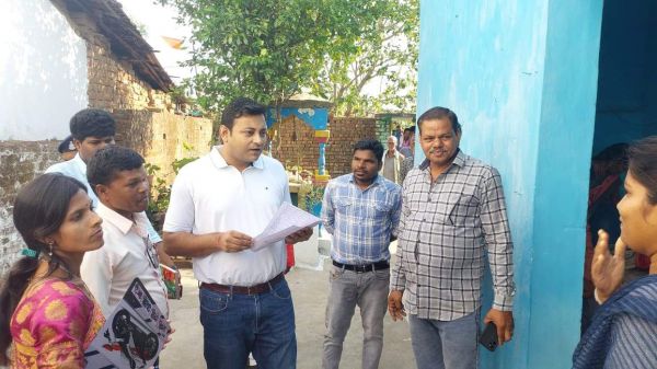 कलेक्टर ने आर्थिक सर्वेक्षण के कार्य का आकस्मिक निरीक्षण किया