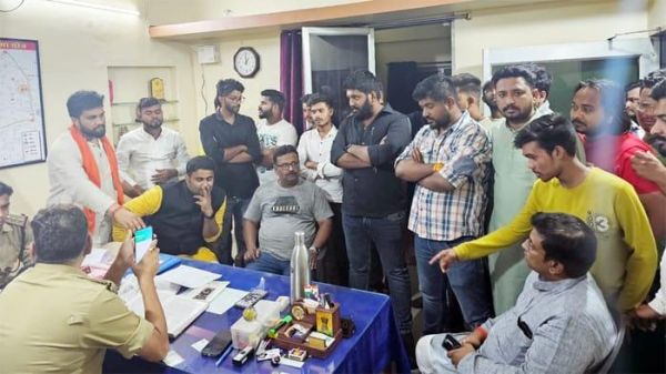 रात युकांइयों को चाकू मारा, थाना घेरा