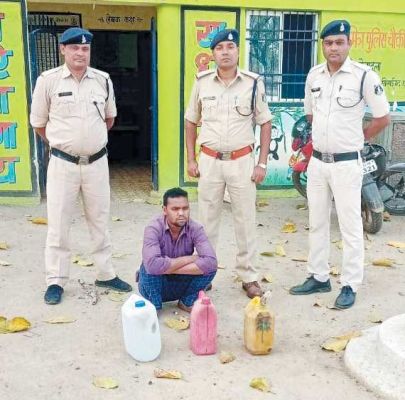 छापेमारी कार्रवाई कर महुआ शराब जब्त