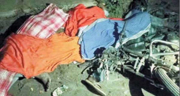 सडक़ किनारे एगरोल खा रहे दो युवकों को ट्रक ने कुचला, मौत