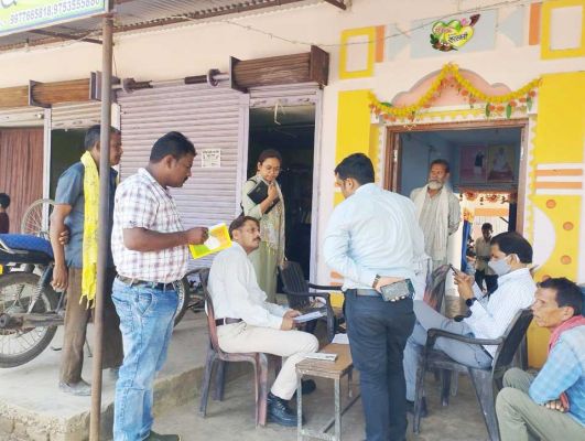 अधिकारी फील्ड में उतरकर सर्वेक्षण कार्यों का ले रहे जायजा