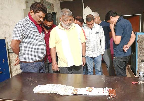 कारोबारियों के जुआ फड़ में फिर छापा, आठ गिरफ्तार, 93 हजार जब्त