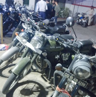 कर्कश साइलेंसर लगी 138 बुलेट गाडिय़ों को पुलिस ने थाने में खड़ा किया