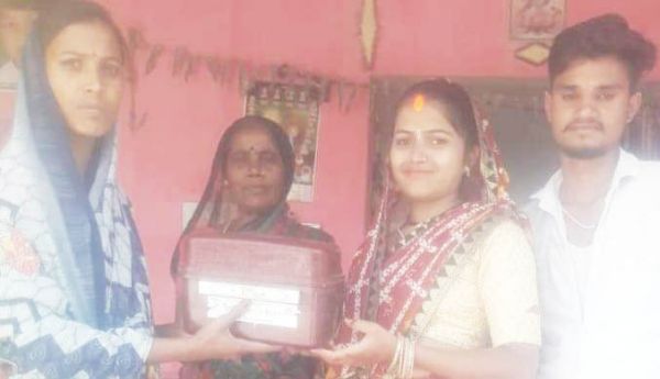 नव विवाहित दंपत्ति को नई  पहल किट का वितरण