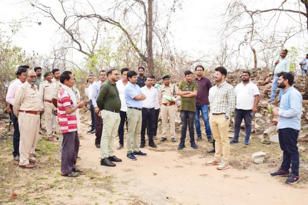 मांझीनगढ़ को जल्द जंगल सफारी के रूप में किया जाये तैयार- कलेक्टर