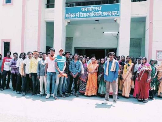 सरपंच ने आम रास्ता निजी कंपनी को सौंपा- आरोप