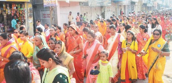 महावीर जन्मोत्सव पर जैन समाज की शोभायात्रा, रात जन्म देखने उमड़े लोग