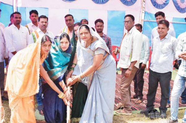 विधायक ने सडक़ निर्माण का किया भूमिपूजन
