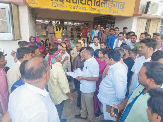 चुनाव अधिकारी गैरहाजिर, ग्रामीणों ने की बिलाईगढ़ जनपद कार्यालय में तालाबंदी