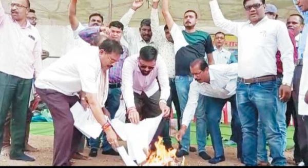 पंचायत सचिवों ने शासन के दमनकारी आदेश की प्रतियां जलाकर किया विरोध