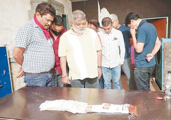 कारोबारियों के जुआ फड़ में फिर छापा, आठ गिरफ्तार, 93 हजार जब्त