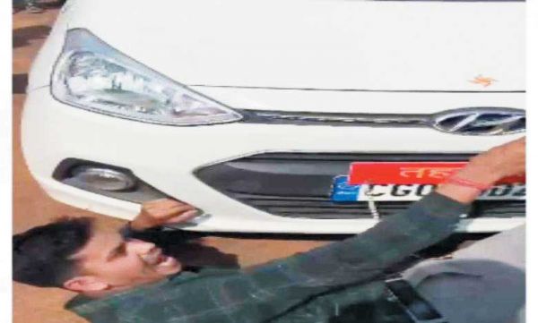 बगैर सूचना मकान तोडऩे का आरोप, तहसीलदार की गाड़ी के सामने लेटा