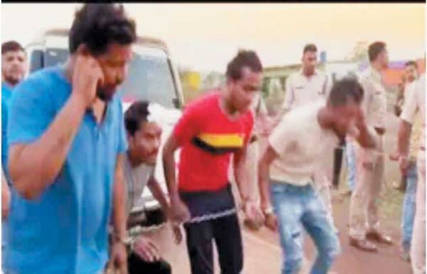   हत्या के आरोपियों का पुलिस ने निकाला जुलूस