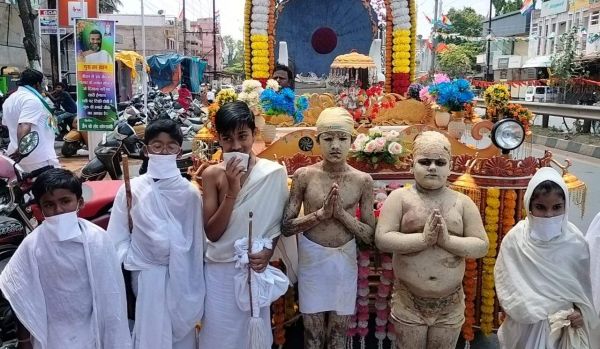महावीर जयंती पर निकाली शोभायात्रा