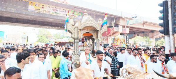महावीर जयंती पर शहर में धूमधाम से निकली शोभायात्रा