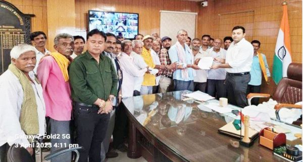 शासकीय भूमि पर अतिक्रमण, किसानों ने कलेक्टर से की बचाने की अपील