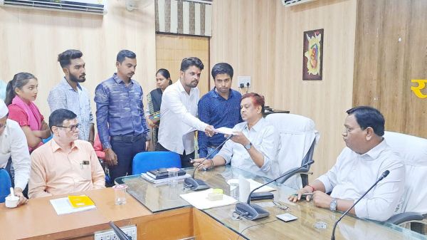 स्कूल में चौकीदार और फर्नीचर की मांग