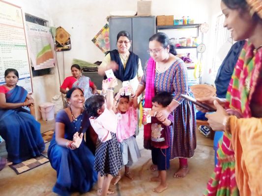 कुपोषित बच्चों को होम्योपैथिक विभाग ने वितरित की दवाईयां