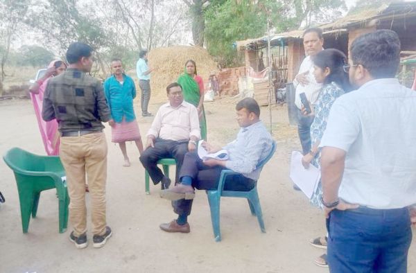घर-घर जाकर सूचनाओं का संकलन युद्ध  स्तर पर करने की आवश्यकता-कलेक्टर