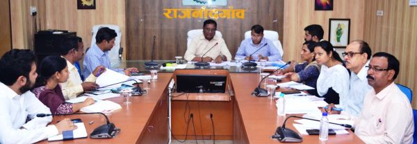 योजना के क्रियान्वयन की दिशा में समन्वित तरीके से काम करें अफसर- कलेक्टर