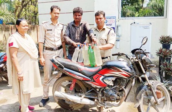 बाइक पर अवैध शराब का परिवहन  