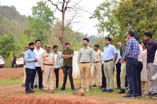 कलेक्टर सहित जिला पर्यटन समिति के सदस्यों ने मांझीनगढ़ के विकास के लिए किया निरीक्षण
