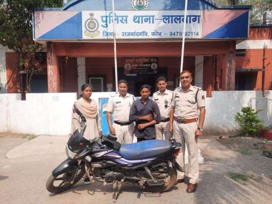 बाईक व मोबाईल चोर पकड़ाया