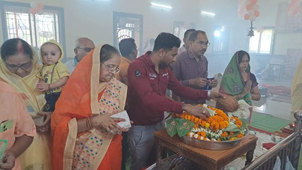 मंदिरों में हनुमान चालीसा और भजन का दिनभर चला दौर