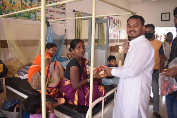 युवा नेता प्रमोद ने मरीजों संग अपना जन्मदिन मनाया