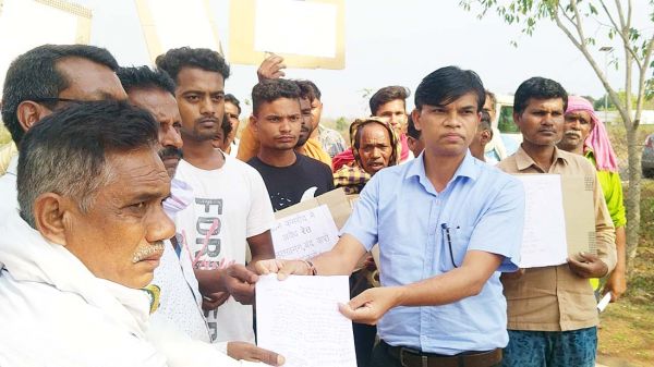 रेती चुराने वाले चोरों के नाम कागज में लिखकर ग्रामीण पहुंचे कलेक्टोरेट