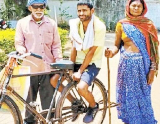 दिव्यांग बेटे को साइकिल पर बिठाकर 3 साल से सरकारी सिस्टम का चक्कर काट रहा बुजुर्ग पिता