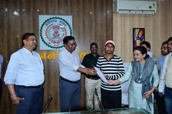 लिटिया के बच्चों को मिला स्थाई जाति प्रमाण पत्र